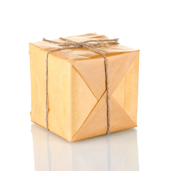 Pequeño paquete envuelto en papel marrón atado con cordel aislado en blanco — Foto de Stock