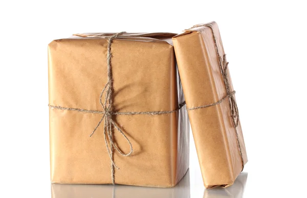 Deux colis enveloppés dans du papier brun attaché avec de la ficelle disposée en pile isolat — Photo