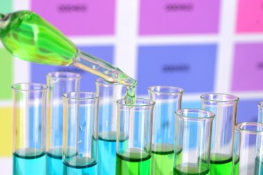 test tüpleri ile renkli sıvı ve pipet renk örnekleri zemin üzerine