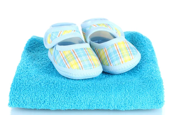 Botas de bebê azul na toalha azul isolada no branco — Fotografia de Stock