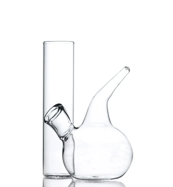 Twee lege laboratoriumglaswerk met reflectie geïsoleerd op wit — Stockfoto
