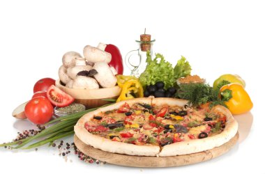 güzel pizza, sebze, baharat ve yağ üzerinde beyaz izole