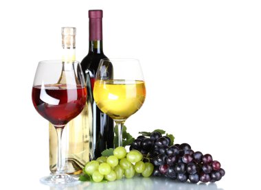 Olgun üzüm, şarap, gözlük ve üzerinde beyaz izole şarap şişeleri
