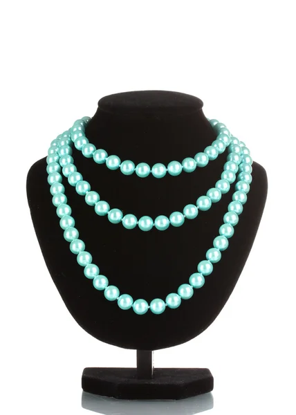 Beau collier de perles bleues sur un mannequin isolé sur blanc — Photo