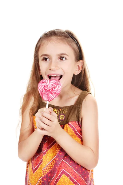 Krásná holčička a sladkosti na tyčce izolovaných na bílém — Stock fotografie