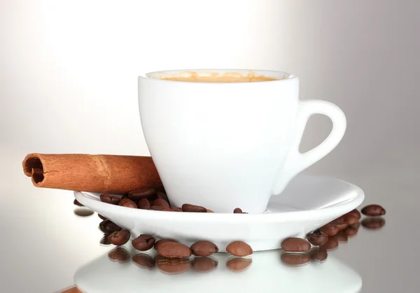 Kopje koffie, kaneel en koffie bonen geïsoleerd op wit — Stockfoto