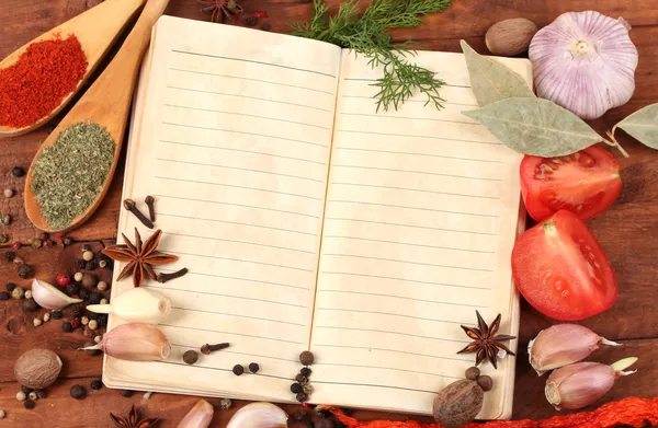食谱和香料木桌上的笔记本 — 图库照片