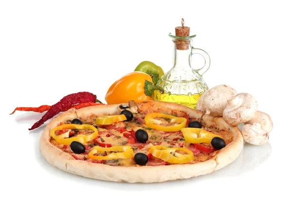 Heerlijke pizza, groenten en olie geïsoleerd op wit — Stockfoto