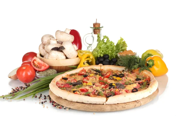 Νόστιμη πίτσα, λαχανικά, μπαχαρικά και πετρελαίου που απομονώνονται σε λευκό — Φωτογραφία Αρχείου