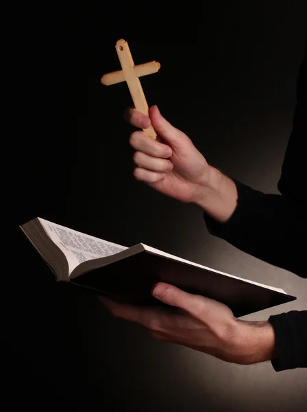 Mãos segurando bíblia russa santa aberta — Fotografia de Stock