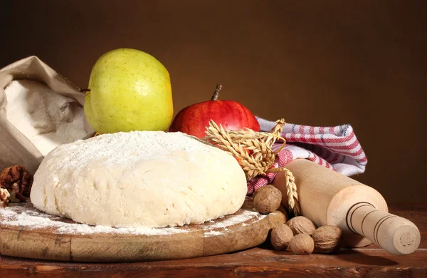 Zutaten für hausgemachten Kuchen auf Holztisch auf braunem Hintergrund — Stockfoto
