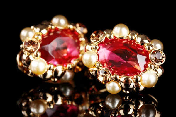 美丽与红宝石和珍珠黑色背景上的金耳环 — 图库照片