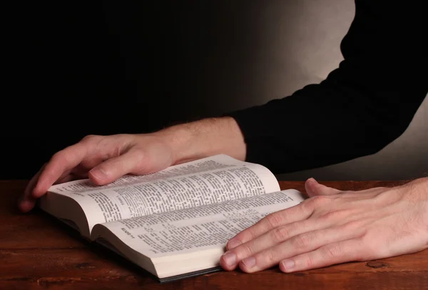 Lesen der offenen russischen Heiligen Bibel auf Holztisch — Stockfoto