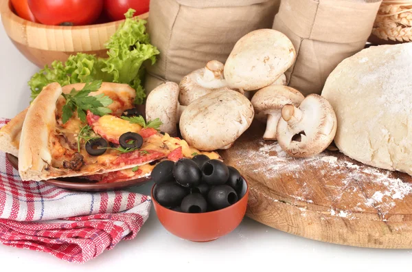 Heerlijke pizza deeg en groenten geïsoleerd op wit — Stockfoto