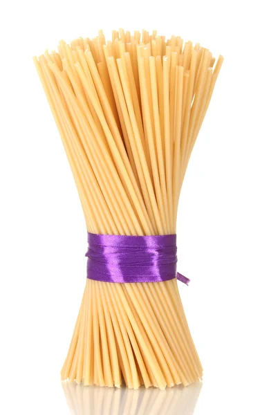 Bos van spaghetti met lint geïsoleerd op wit — Stockfoto