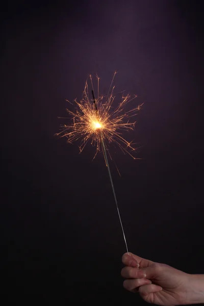 Belo sparkler no fundo roxo — Fotografia de Stock