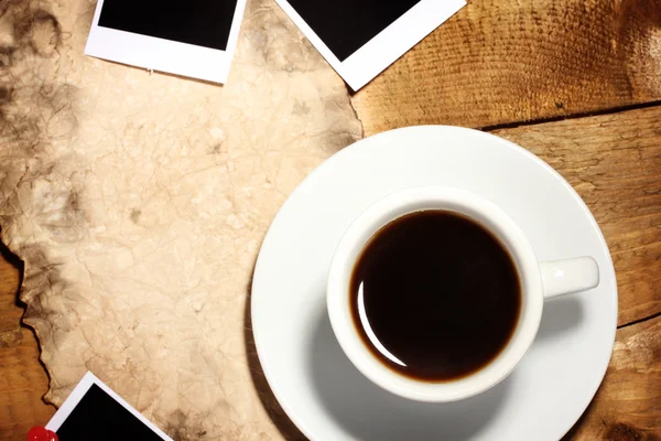 กระดาษภาพถ่ายที่มีกาแฟและกระดาษเก่าบนพื้นหลังไม้ — ภาพถ่ายสต็อก
