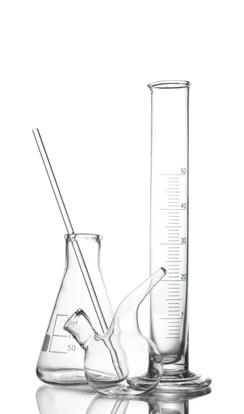 Trzy puste Naczynia laboratoryjne z na białym tle odbicie — Zdjęcie stockowe