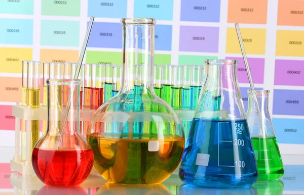 Laboratuvar şişe karınca test tüpleri ile renk örnekleri backgro renkli sıvı — Stok fotoğraf