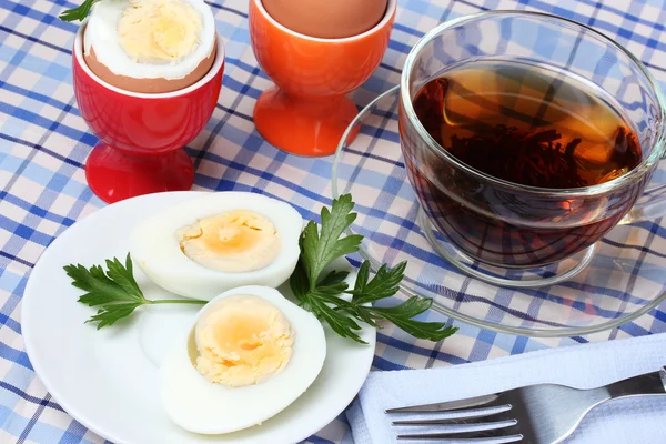 Delicioso café da manhã de ovos cozidos e chá — Fotografia de Stock
