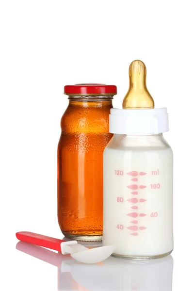 Детское питание, бутылка и фрукты изолированы на белом — стоковое фото