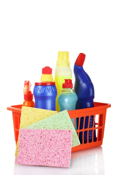 Scatola piena di detergenti e spugne isolate su bianco — Foto Stock