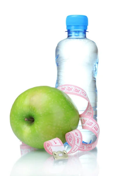 Plastikflasche mit Wasser, Apfel und Maßband isoliert auf weiß — Stockfoto