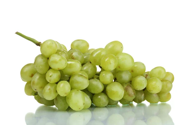 Uvas verdes maduras isoladas em branco — Fotografia de Stock