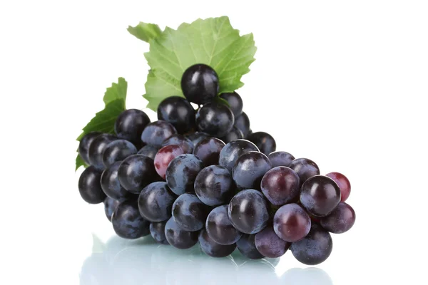 Uvas vermelhas maduras isoladas em branco — Fotografia de Stock