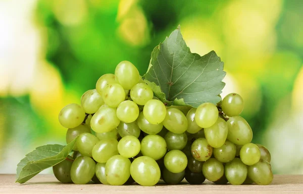 Raisins blancs mûrs sur fond vert — Photo