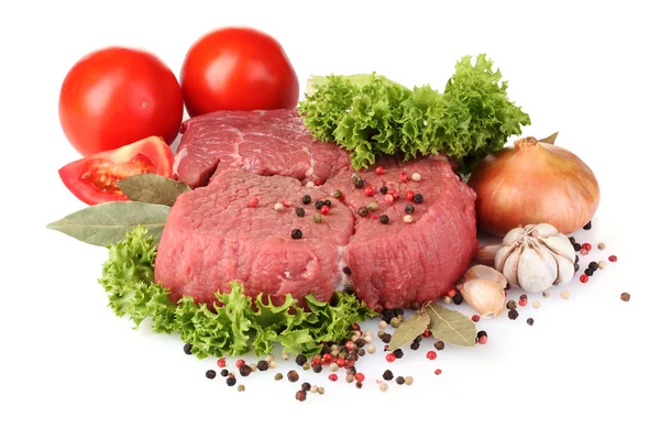 Rauw vlees en specerijen geïsoleerd op wit — Stockfoto