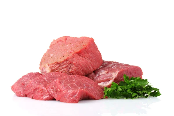 Çiğ et, sebze ve baharat üzerine beyaz izole — Stok fotoğraf