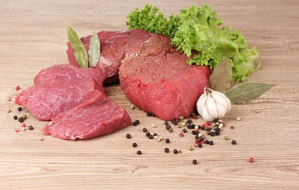 Carne crua, legumes e especiarias em fundo cinza — Fotografia de Stock