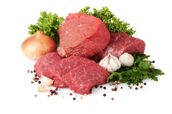 Carne cruda, verduras y especias aisladas en blanco —  Fotos de Stock