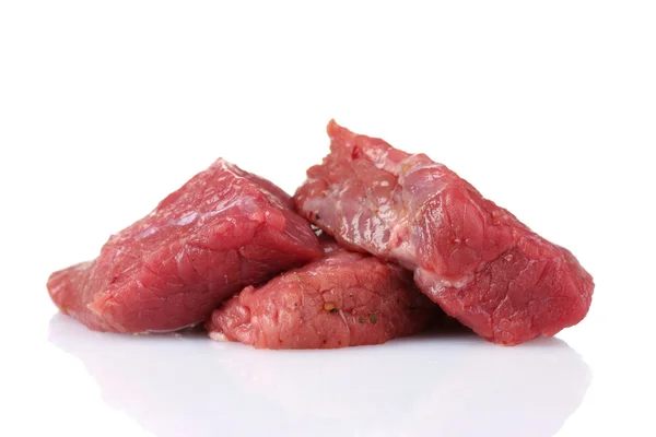 Rått kött isolerat på vitt — Stockfoto