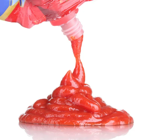 Leckeres Ketchup isoliert auf weiß — Stockfoto