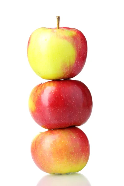 Dojrzałe jabłka smaczne na białym tle — Zdjęcie stockowe