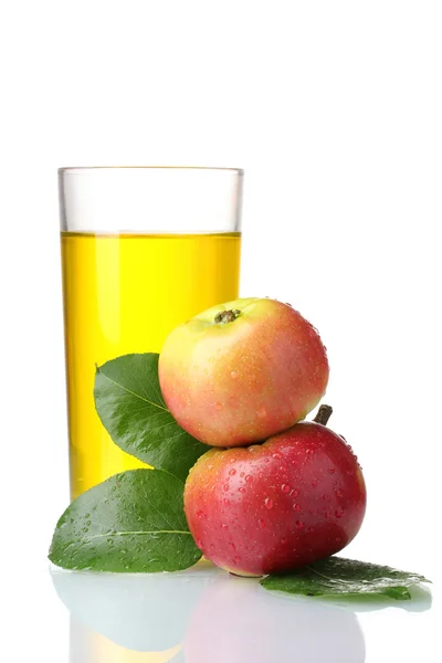 Delicioso zumo de manzana en vaso y manzanas aisladas en blanco —  Fotos de Stock