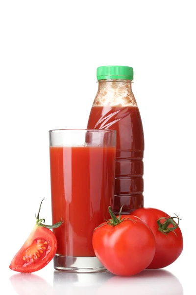 Sumo de tomate em vidro, garrafa e tomate isolado sobre branco — Fotografia de Stock