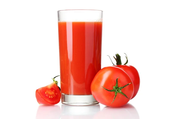 Sok pomidorowy w szkło i pomidorów na białym tle — Zdjęcie stockowe