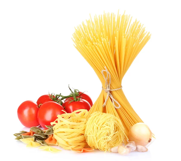 Vermicelli saboroso, espaguete e verduras isoladas em branco — Fotografia de Stock