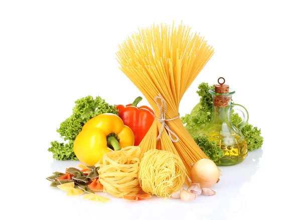 Välsmakande spån, spagetti och grönsaker isolerad på vit — Stockfoto