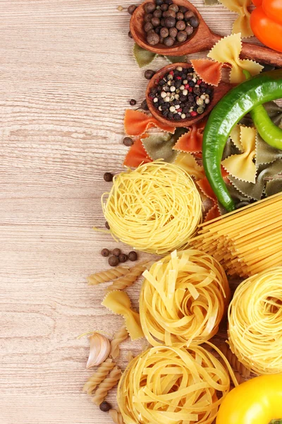 Sabrosos vermicelli, espaguetis y verduras sobre fondo de madera —  Fotos de Stock