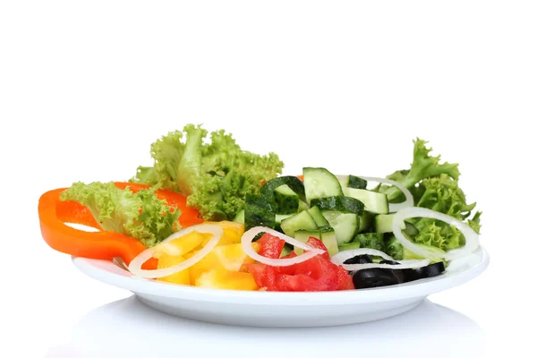 Insalata di verdure su piatto isolato su bianco — Foto Stock