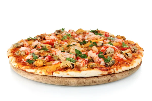 Pizza deliciosa com frutos do mar em suporte de madeira isolado em branco — Fotografia de Stock