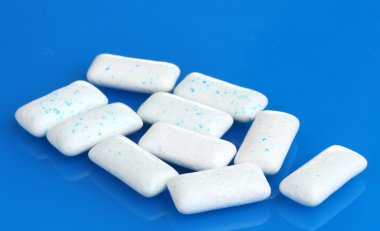 Mavi arkaplanda diş etleri çiğneniyor