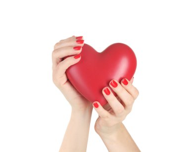 Kadının elinde beyaz izole kırmızı kalp