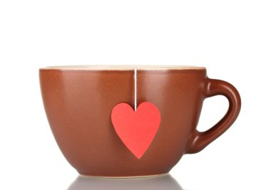 kahverengi kupa ve çay poşeti ile üzerine beyaz izole kırmızı kalp şeklinde etiket