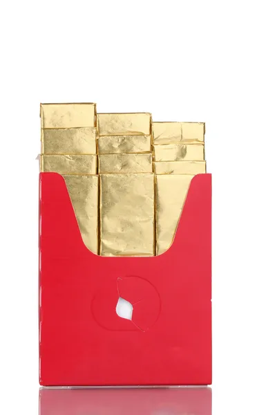 Одинарна жувальна гумка, загорнута в стандартну червону упаковку ізольовано на білому — стокове фото
