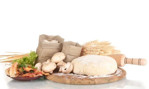 Délicieuse pizza, pâte et légumes isolés sur blanc — Photo